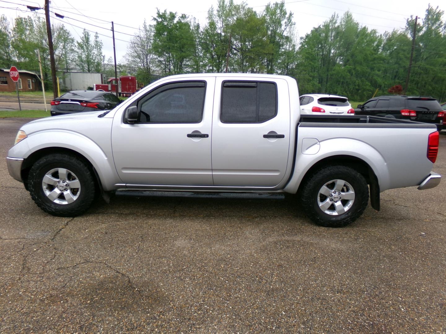 2011 Silver /Gray Nissan Frontier SV (1N6AD0ER0BC) with an 4.0L V6 engine, automatic transmission, located at 401 First NE, Bearden, AR, 71720, (870) 687-3414, 33.726528, -92.611519 - Photo#1